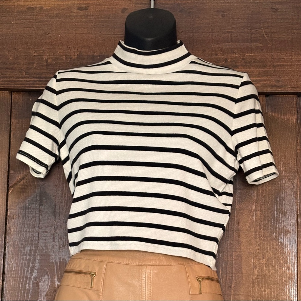 Abercrombie & Fitch Black and White Striped Tee